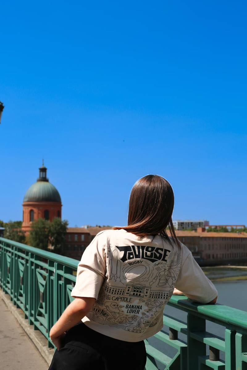 T-shirt beige porté sur le pont Saint-Pierre