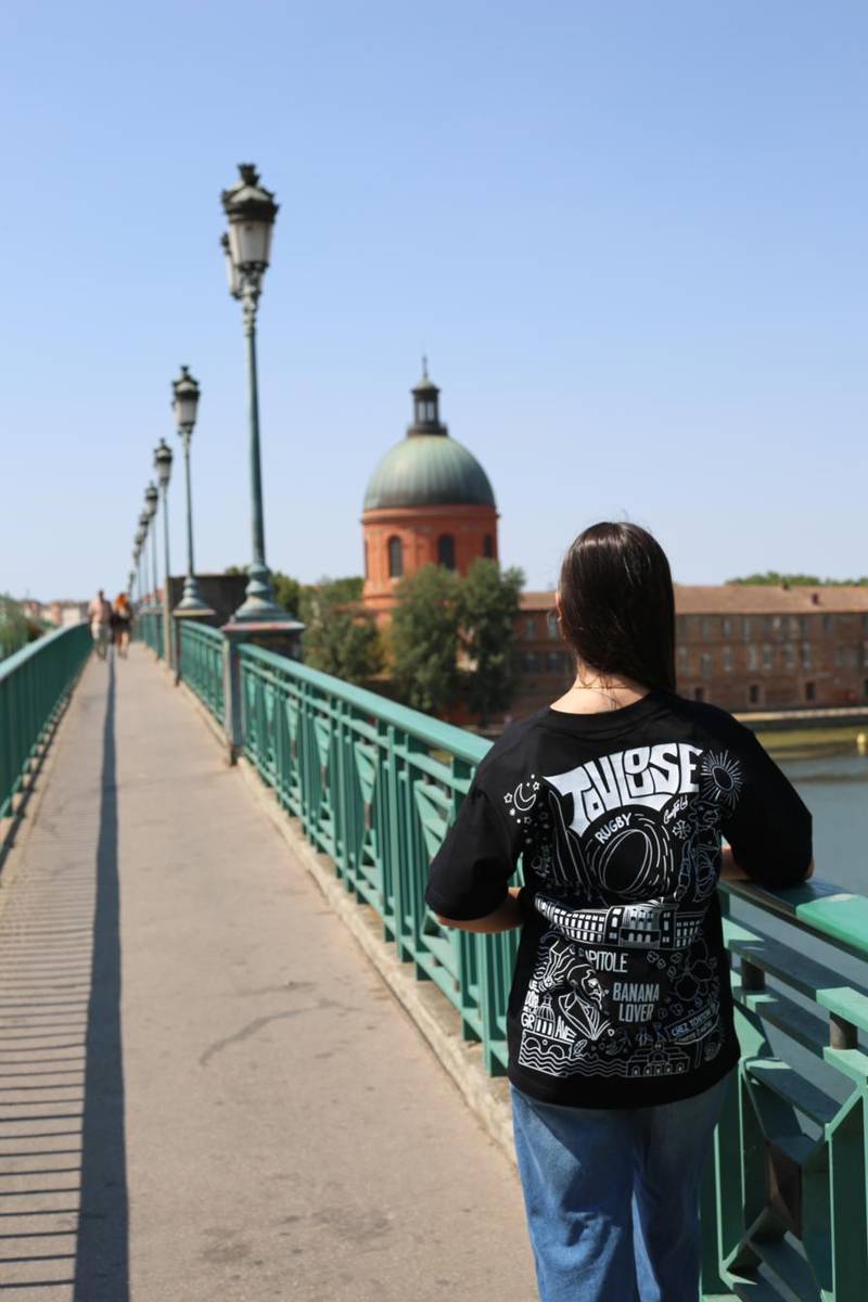 T-shirt bordeaux porté sur le pont Saint-Pierre