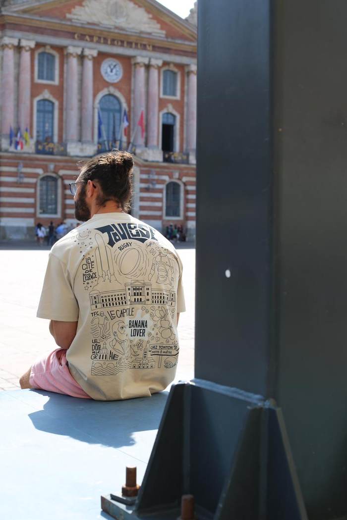 T-shirt beige porté devant le Capitole